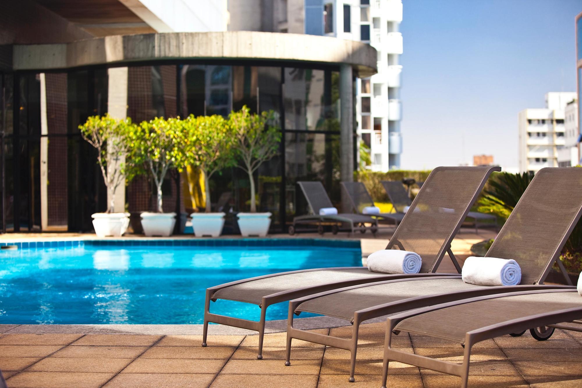 Renaissance Sao Paulo Hotel Luaran gambar The pool at the hotel